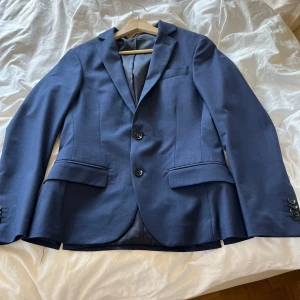 Dressman kavaj - Dressman kavaj i mycket bra skick, inga defekter. Storlek slimfit 42 S Modell 175 Pris kan diskuteras vid snabb affär 