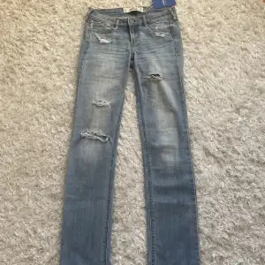 Lågmidjade jeans med skit snygga hål, säljer då de är för små 💓 storlek W24 L34