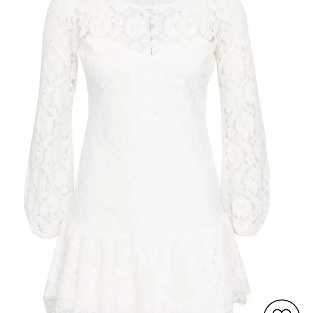 En superfin studentklänning eller sommarklänning i vit spets och med öppen rygg❤️❤️. Klänningar.
