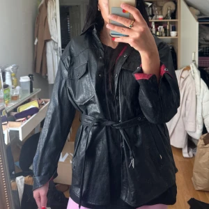 skinnjacka/skjorta - en skinnjacka/skjorta från Zara, finns inte längre i deras sortiment. jättefin att ha som både jacka och skjorta, använd ett fåtal gånger.  bara legat och tagit plats i garderoben. 