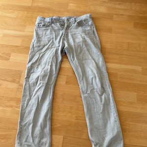 Weekday space jeans summer grey - Fina jeans som är sparsamt använda men i super skick! Bara nere dom är lite skavda.( Legat i garderoben länge därför dom e skrynkliga)
