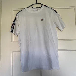 Tshirt  - Tshirt i storlek 158-164, använd fåtal gånger så i gott skick.