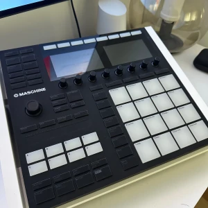 Maschine MK3 - Knappt använd pga tidsbrist så den är i helt felfritt skick! alla original tillbehör finns och det ingår även ett ställ från https://www.fonik.co.uk   Väldigt bra pris!