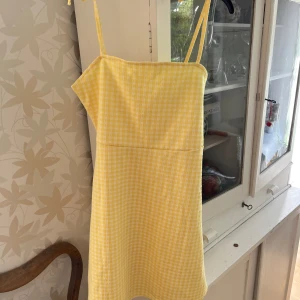 Klänning - Rutig gul sommarklänning! Passar jättebra till sommaren!🌼