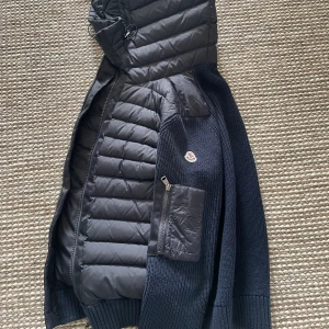 Monclear Cardigan  - Väldigt fin jacka, knappt använd! (9/10). Är NFC-scan, och påse medföljer. Skriv vid funderingar. 