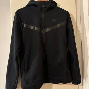 Nike tech  - As snygg och precis som ny Nike tech. Inga skador eller fel, bara ingen prislapp längre