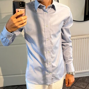 Riley skjorta  - Säljer min snygga Riley skjorta i storlek S. Den är i mycket bra skick och nypris på skjortan är 699kr. Det är mycket bra kvalitet, kom gärna med prisförslag!!