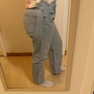 501 Levis - Snygga Levi’s 501:or i ljusblått 🩵 Storlek 33/36. Jag skulle tro att det är herrstorlek, jag brukar ha 29/30 i dam och dessa passar mig bra. I gott skick, knappt använda. 