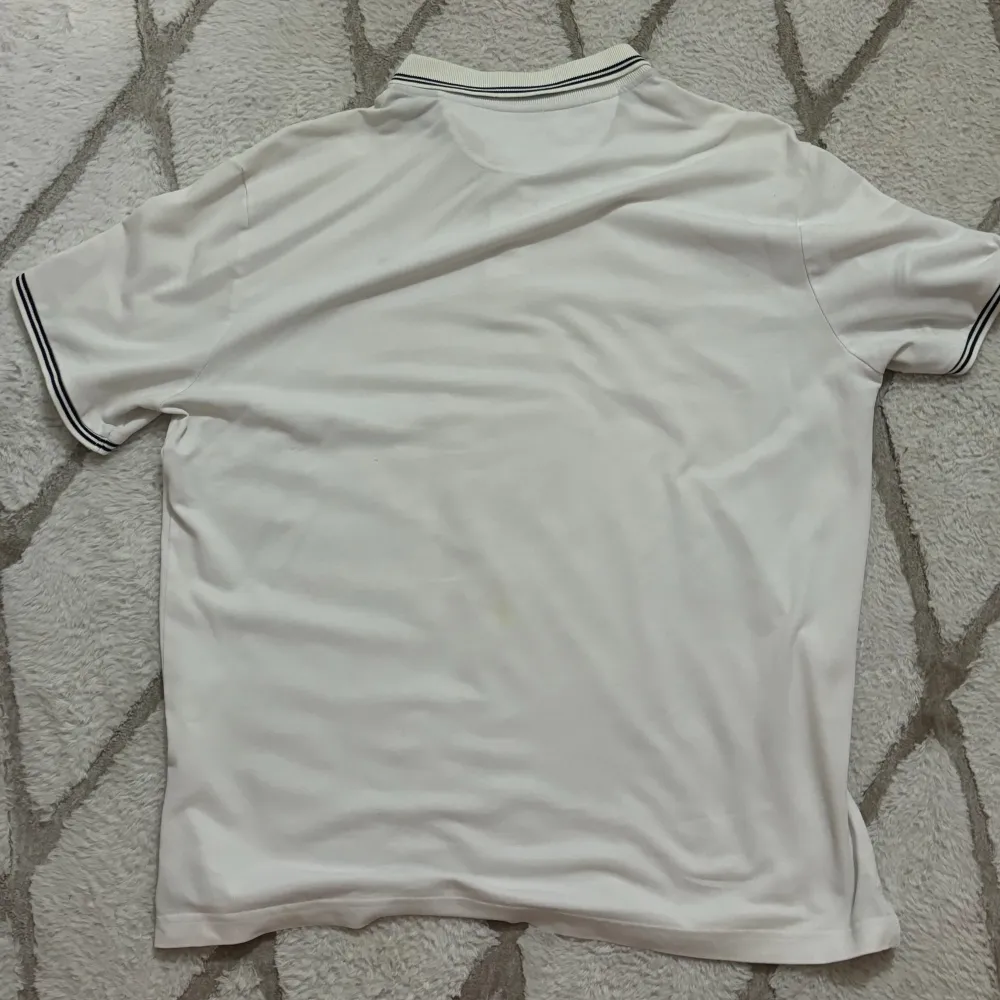 Condition: 8/10 Size: XXL (it’s not perfectly white). T-shirts.