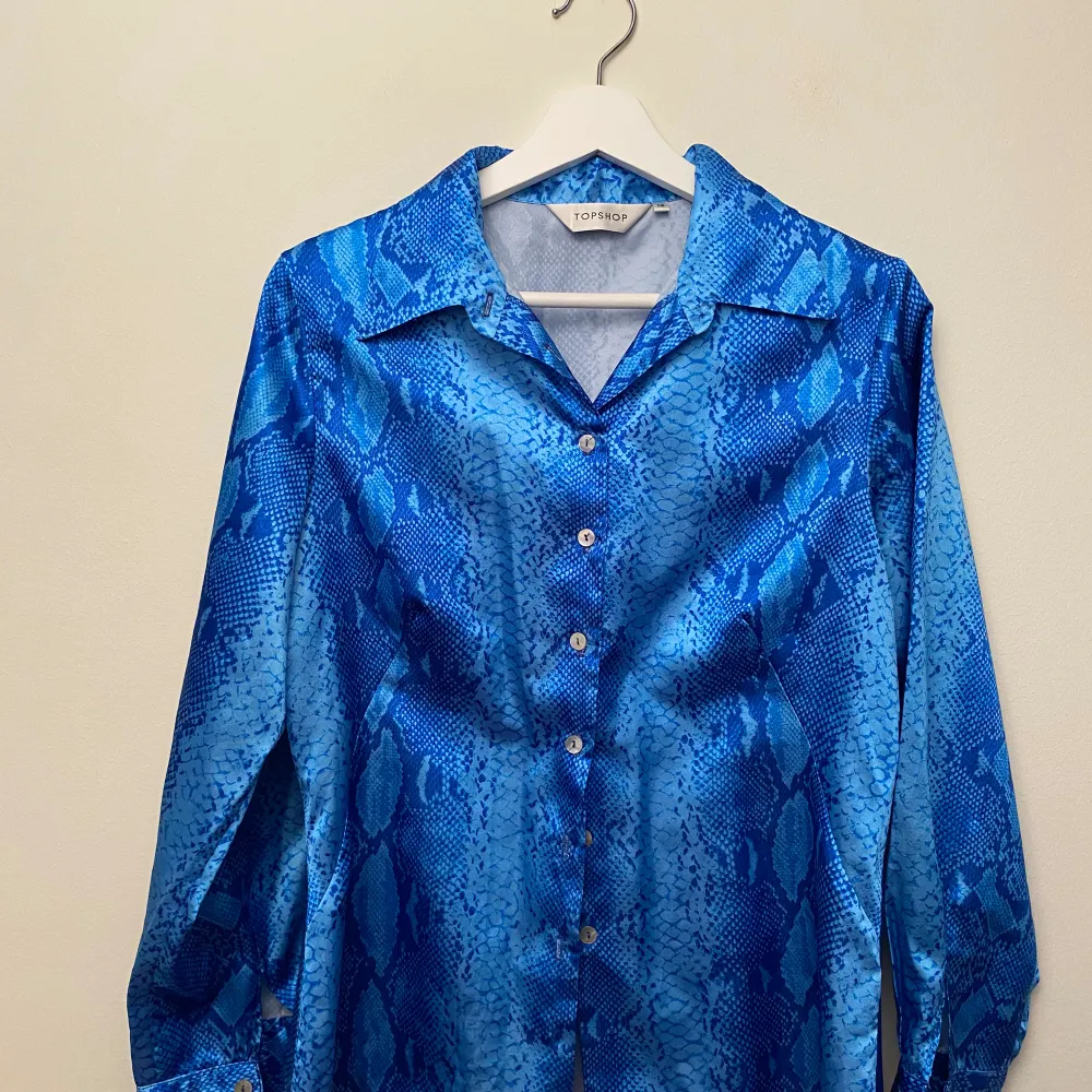 Supersnygg blå skjorta med korocodil mönster💙 supersnygg och nästan aldrig andvänd men säljer pga storlek❣️pris kan diskuteras . Skjortor.