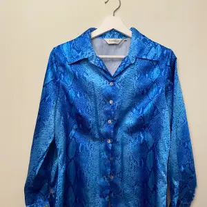 Supersnygg blå skjorta med korocodil mönster💙 supersnygg och nästan aldrig andvänd men säljer pga storlek❣️pris kan diskuteras 