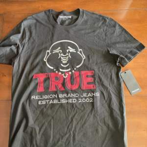 Riktigt skön True Religion tröja inte använd prislap är kvar köpt för (700) säljer för 450. Pris kan diskuteras vid snabb affär 