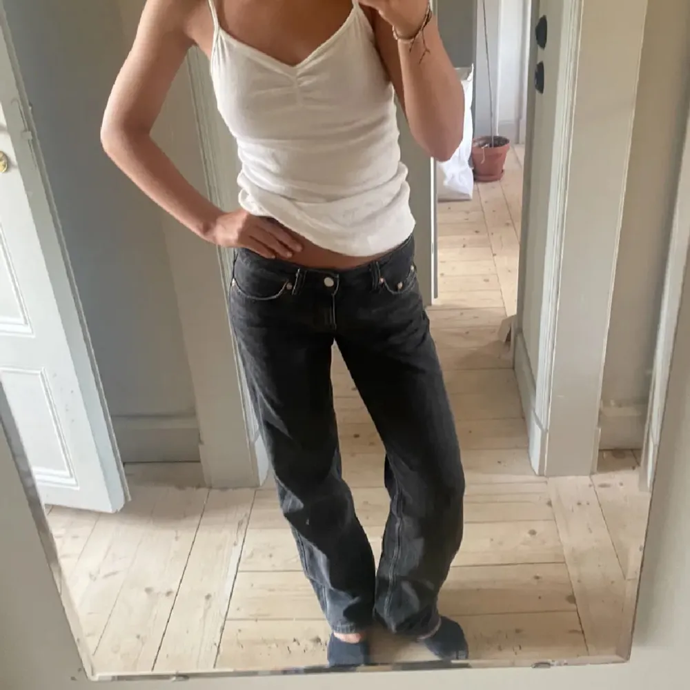 Straight jeans från Weekday i modellen Arrow Low. Storlek 25/32. Fint skick!🥰🥰. Jeans & Byxor.