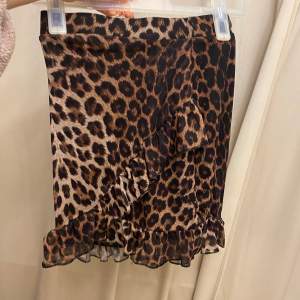 Leopard mönstrad kjol med volanger köpt från Nelly 