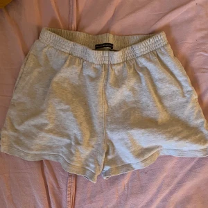 Ljus grå mjukisshorts från Brandy Melville - Brandy shorts i ljusgrått Har fläckar åt det gula hållet, men har inte försökt ta bort dessa så det går säkert I bra skick annars, inget slitage etc Motsvarar ca S/M