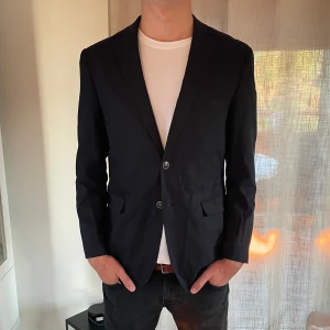 Dressman kavaj/blazer - Säljer ännu en riktigt fet kavaj/blazer från dressman utan defekter! Ny pris ca 1700kr mitt pris 499kr. Bara att höra av sig vid frågor!