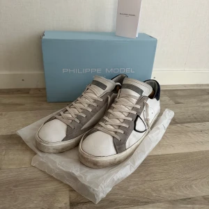 Philippe modell skor - Hej! Säljer dessa riktigt feta skor för endast 2099kr köpta för strax över 3200kr. Köpta på cettire! Allt og samt kvitto medföljer. Cond 9/10 välbevarade och endast använda 4-5 gånger. Tyvärr lite stora för mig därför säljer jag de. 