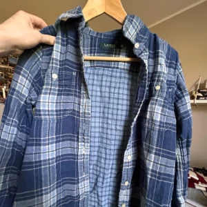 Ralph Lauren Skjorta - Jätte snygg rutig skjorta från Ralph Lauren i jätte bra skick! Köpt på beyond retro och passar storlek S! Funkar på både kvinna och man!😎😍