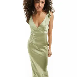 En grön långklänning i satin från Pretty Lavish, köpt på asos. Helt ovanvänd med lappen kvar. Perfekt till bal eller bröllop!💚💚 (Färgen är mer grön i verkligheten än på sista bilden)