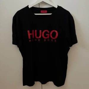 HUGO T-shirts  - Säljer min t-shirt som är knappt använd, den är i nyskick och har väldigt bra kvalitet för ett otroligt bra pris!! Väldigt snygg inför sommaren