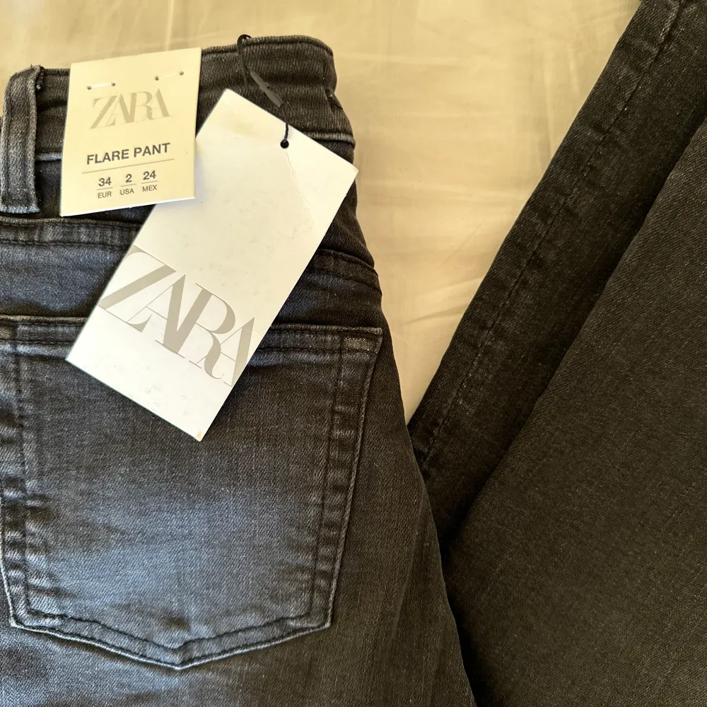 Säljer helt oanvända (prislapp kvar) Flare Pants från Zara för 199 kr!!💕💕. Jeans & Byxor.