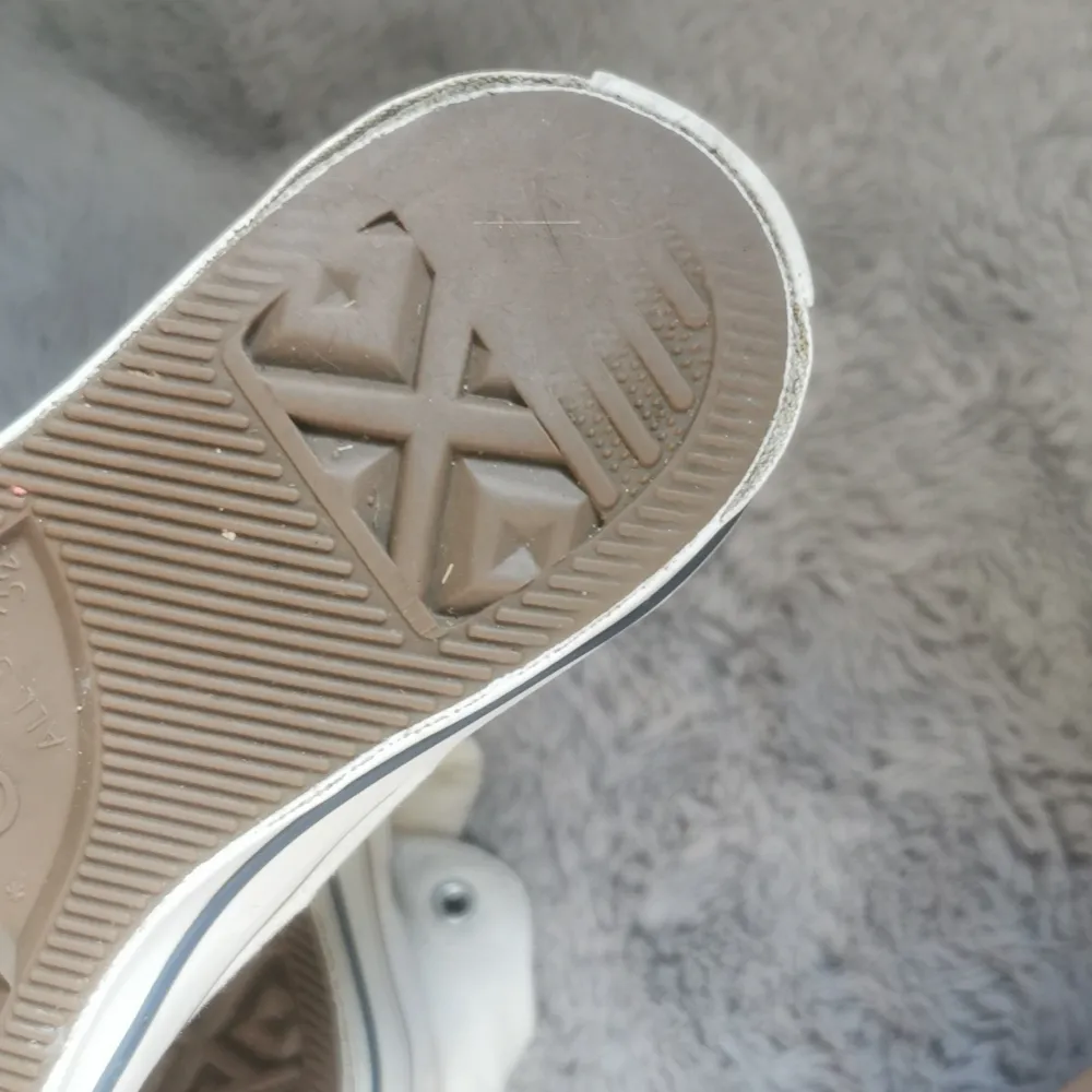 Lite slitna några fläckar på tygget under sko snöret lite smutsiga men går nog att få rent lite slitna på sulan under men inget fel på insidan skosnören medföljer ej (köpare står för frakten). Skor.