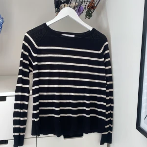 ZARA TRÖJA🥰 - Säljer denna super fina tunna stickade tröja från zara! Den är i nyskick och Inga defekter, säljer pågrund av att den inte kommer till användning❤️ pris kan diskuteras!! 