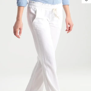 Roxy linnebyxor  - Säljer min helt nya Roxy linnebyxor. Prislappen är kvar och dem är helt oanvända. 💗