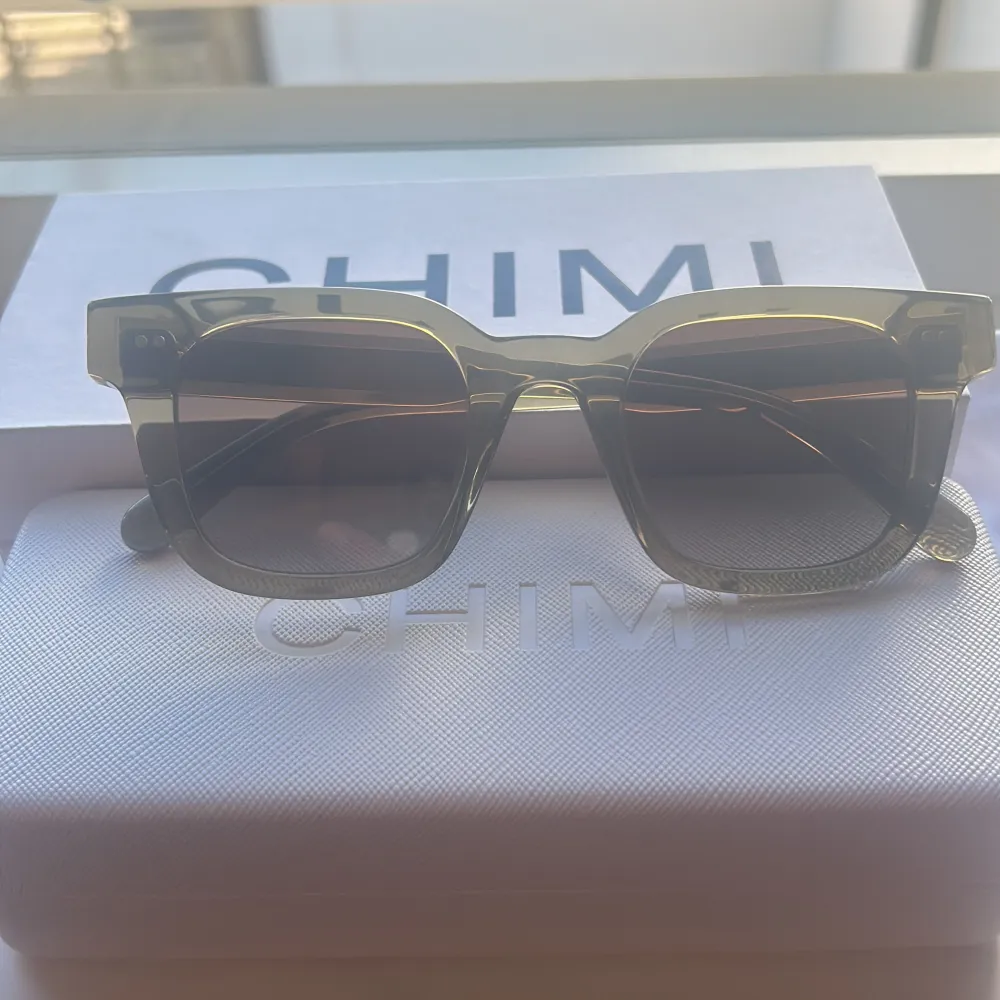 CHIMI#004 Eyewear säljerdessa fräscha Chimi Solglasögon i Nyskick! Passar till dig som gillar Grisch/Sthlm stil🌟Perfekta nu inför Sommaren! Helt nya wipes medföljer samt fodral och nypris för dessa chimis ligger på 1000-1400kr! Mvh GrischGaderoben🌟. Accessoarer.