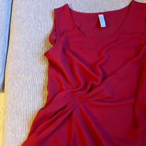Röd Topp - Fin röd tröja man kan ha på sig nu på sommarn. Den är helt oanvänt🤍