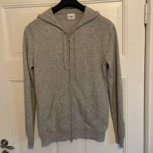 Kashmir hoddie - Grå Kashmir hoddie från John Henric. Finns tre lagade hål dock som knappt syns, där av priset. (Kan skicka bild)Annars som ny! Mitt pris 1099, nypris 2499. Priset går att diskutera vid snabb affär!