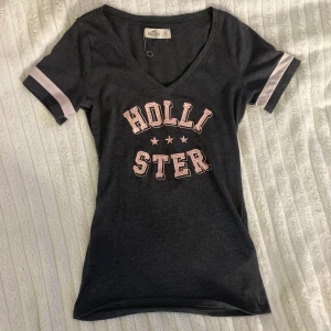 Hollister tröja  - Hollister tröja som inte längre används. Den har inga defekter, skriv om du vill ha fler bilder (läs min bio för mer info)💕