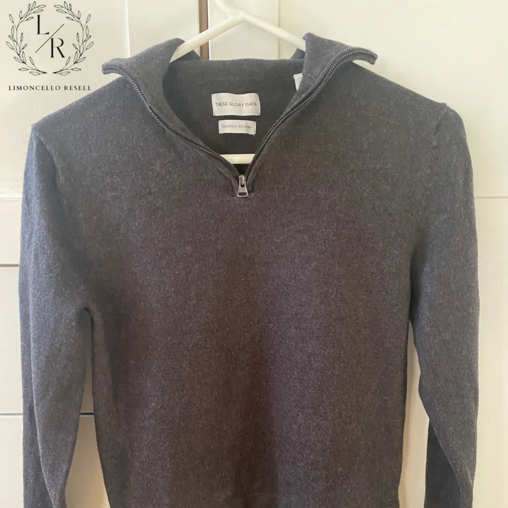 Galet fet half zip i 100% ”superior” merino ull. Den passar XXS. Om du har några funderingar så är det bara o kontakta oss så kan vi skicka mer bilder eller diskutera priset!. Tröjor & Koftor.