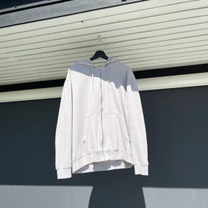 Weekday Zip Hoodie - Använd fåtal gånger. 10/10 i skick. Inga fläckar eller slitage. 