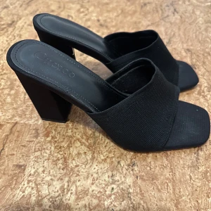 Sandal klackar  - Fina svarta sandal klackar