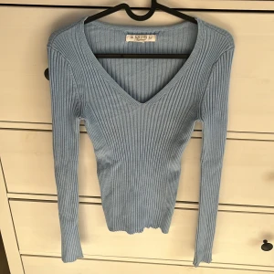 Ribbad tröja - Jättefin himmelsblå ribbad långärmad tröja med en V ringning från new yorker, storlek XS (stretchigt material) Köparen står för frakt, finns katt i hemmet!