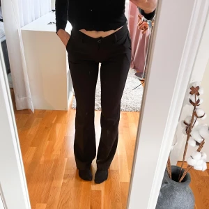 Lågmidjade kostymbyxor Designbysi  - Lågmidjade kostymbyxor med den perfekta passformen! Har blivit för små för mig💕 Passar xxs-xs