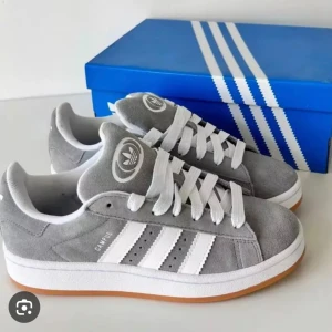 Adidas Campus 00 - Säljer mina adidas campus 00 i färgen grå, har använt ett fåtal gånger men inte nu längre❤️ 