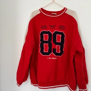 Sweatshirt  - Röd sweatshirt i nyskick och nästan oanvänd 