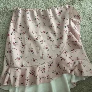 Säljer denna kjol från Nelly i storlek xs, använd väldigt mycket men fortfarande i bra skick!💕