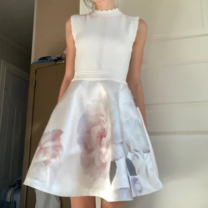 Klänning - Säljer denna helt nya blommiga klänningen som är köpt från märket Ted Baker London för 2499kr. Prislappen sitter kvar!  Passar perfekt nu till skolavslutningen, balen eller studenten! 🌸  Köpte för 2499 kr och säljer för 1500 kr eller högst bud!