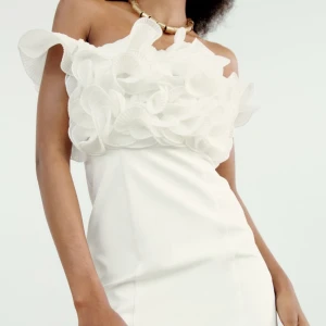 Fin studentklänning  - Superfin studentklänning, använd 1 gång och i gott skick. Väldigt söt med volanger och tjockt, välgjort tyg med fina sömmar! Slutsåld i butik och online 