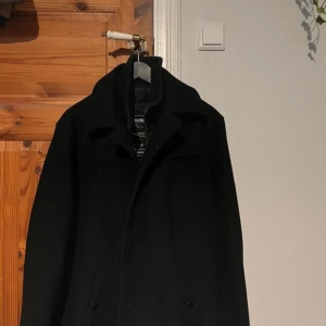 Svart rock från Jack & Jones - Hej! Säljer nu denna snygga rock från Jack & Jones. Den är i väldigt bra skick och säljs då den inte används längre. Hör av dig vid intresse eller vid frågor:)