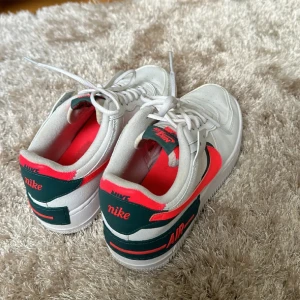 Nike air force 1  - Säljer dessa skorna i fint skick.  Storlek 40  Har lite gul missfärgning på vänstra skon in mot andra skon. Syns inte så mycket när man väl går. 