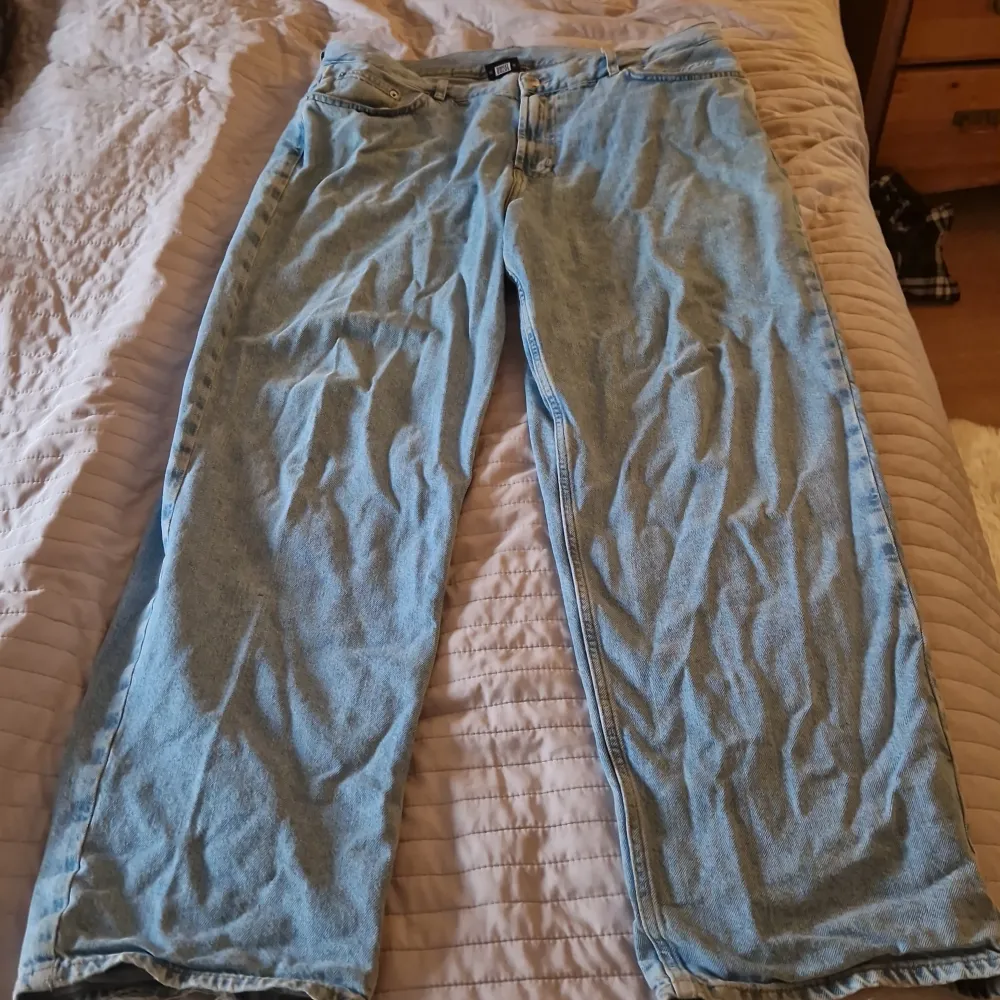 Ljusblåa baggy jeans.  Sweet skater  Original pris: Ca 1000 kr  Inte strykta på bilden . Jeans & Byxor.