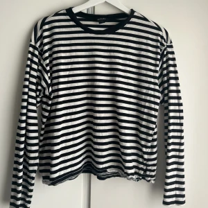 Tröja  - Randig tröja ifrån Monki, har ett litet hål som inte är så synligt om man inte kollar på nära håll. ☺️