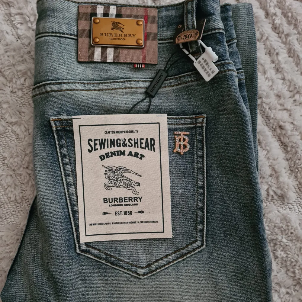 Säljer burberry jeans size 30 . Jeans & Byxor.