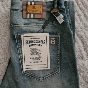Säljer burberry jeans size 30 