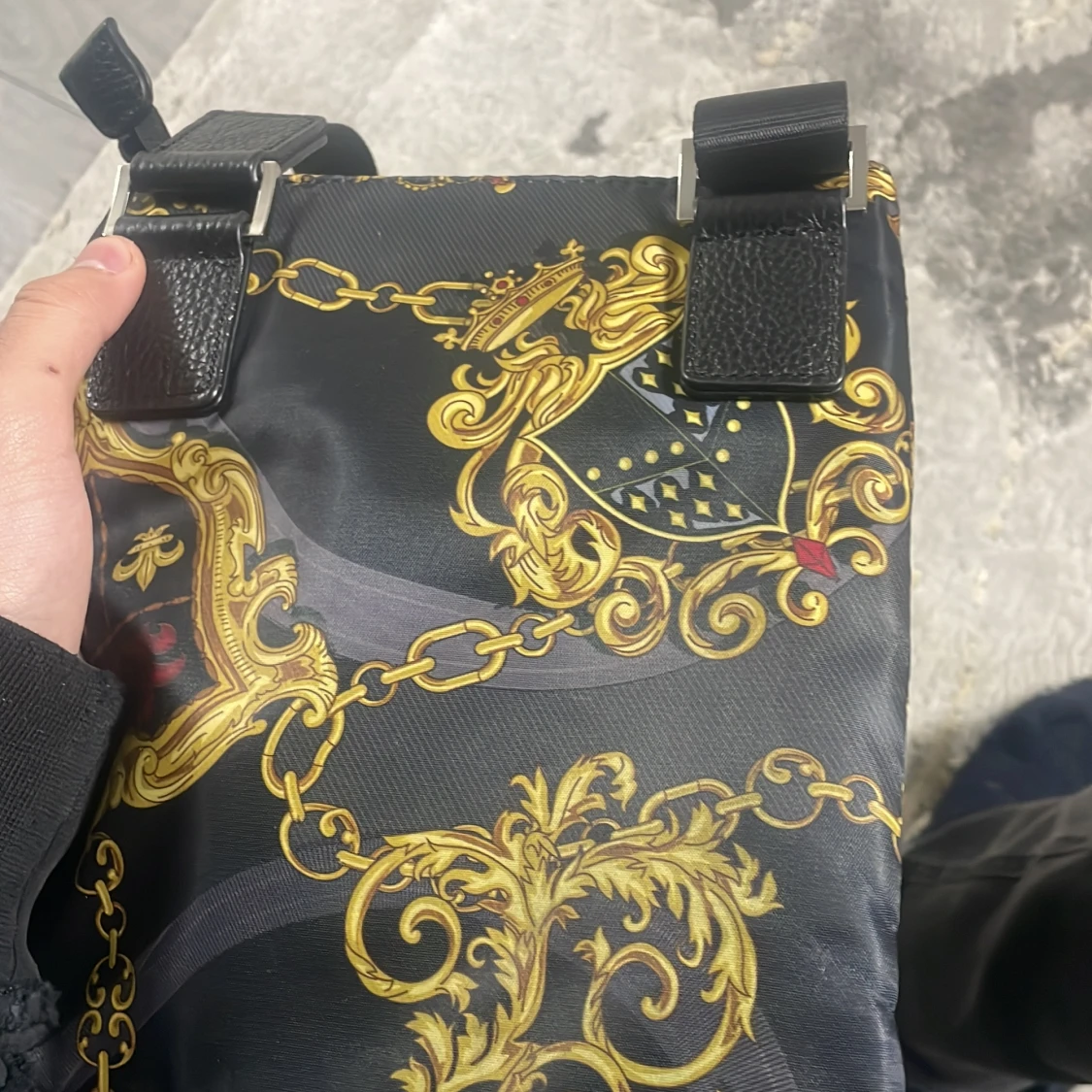 Versace jens couture bag helt fint äkta så klart ny pris 2600 jätte fint till sommaren annars 😁
