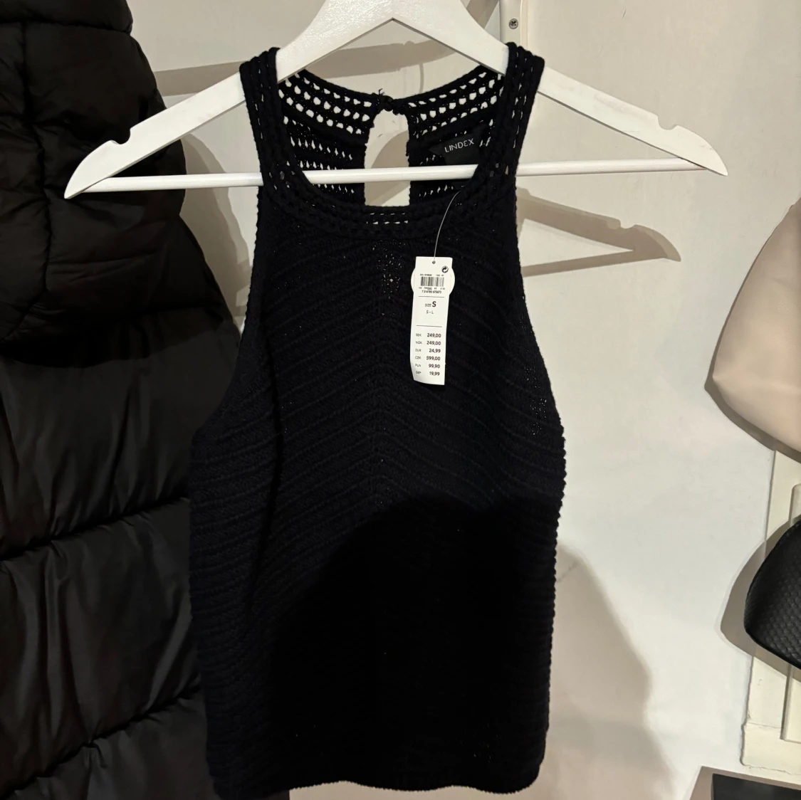 Svart stickat linne ifrån Lindex